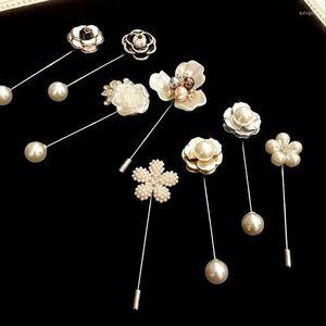 Broscher för kvinnor blommor stift sjalar skjorta krage halsdukar tillbehör långa corsage nål brosch camellia ros imitation pärla
