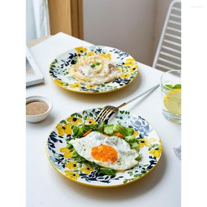 プレート8.5インチセラミックプレート10.5インチラウンドディナー黄色の花柄の料理とガラス張りのフルーツデザートケーキの下にセット