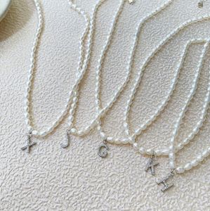 Perlen Halsketten Süßwasserperlen Aphabet 26 Buchstaben Anhänger für Frauen zierlich Boho Edelstahl Zirkon anfänglich Halskette Mädchen 221102