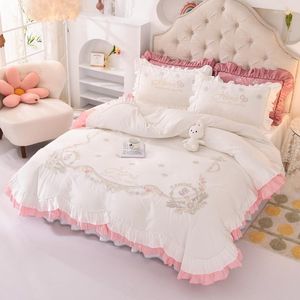 Bettwäsche Sets Baumwollblumen bestickte weiße Prinzessin Set Luxus 4pcs rosa Rüschen Bettdecke BED ROCKSPREBE