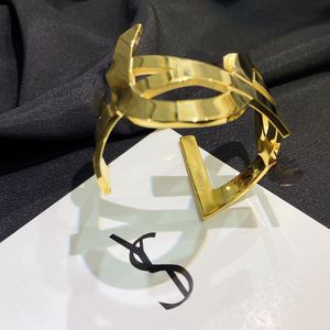 Breda armband kvinnor bokstäver Banglehollow ut lyxdesigner smycken 18K guldpläterad armband manschett rostfritt stål bröllop perfekta älskare gåva armband