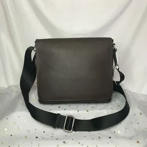 男性のメッセンジャーバッグLuxurys Leather Leather Cross Body Bag Outdoors About About Obsall Bags Designers Male Crossbodys Purse ClassicMessenger