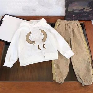 Ny klassisk lyxdesigner Baby Set T-shirt Pants Coat Jacekt Hoodle tröja Olde Suit Barn mode Barn 2st Cotton ClothingJfp5