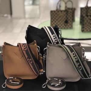 Lüks Bez Çantalar Crossbody Hobo Cüzdanlar Bayan Tasarımcı Çantalar Ve Çantalar Ünlü Markalar Kadınlar Için Pu Omuz Çantası P24