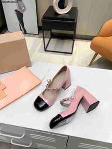 Miui Shoes Best-Quality Women Designers Rois Spring and Summer New Thick Heel Womens Shoes Patent Leather Mary Jane Pumps Mid Jewelled Heelサイズ34-40