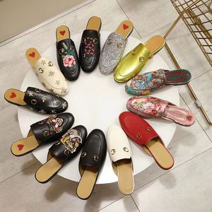 Kvinnor Designersandaler Mode Slip On Loafers Läder Högtidskläder Fritidshandtag med öppen rygg Tofflor Bekväma inomhus utomhusskor