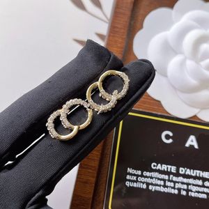 Pendientes de moda y exquisitos Pendientes de diamantes de lujo Marca de alto sentido Joyas de diseñador populares diseñadas para mujeres Amantes de regalos seleccionados Amigos