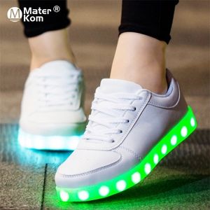 Sneakers maat 2742 USB Charger Gloeiende kinderen Led Casual Shoes Boys slippers Luminous For Girls Wedding 221113