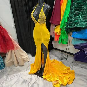 Elegant prom klänning sjöjungfru halter hals sammet 2023 pärlor slits vestidos de gala party slitage för kvällsgul