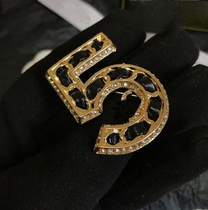 23ss Luxus Marke Gold Brief Designer Pins Broschen für Frauen Männer Kupfer Mode Kristall Perle Brosche Gold Platte Pin Schmuck für Party