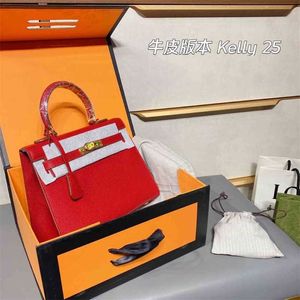 Ausverkaufstasche mit weichem Griff, brauner, aufgesetzter Innentasche in Kontrastfarbe, kleiner, solider, horizontaler Freizeit-Messenger mit quadratischem Schloss