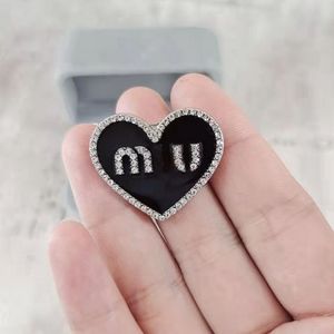 BROOBH BROOQDO DE CORAÇÃO MENINA MENINA CRISTAL LETRA BROCHES TERNO DE LAPEL PIN jóias de moda para festa de presente