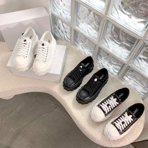 أحذية الجري Smfk Garden Retro Low Platform Canvas Sneaker Triple White Black Luxury Women Flat Designer Sneakers Top Size 35-40