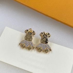 Gioielli di design di lusso Unghie Charm Diamond Orecchini a forma di orso da donna Rame placcato oro Eleganti orecchini ad ala Fashion New Style