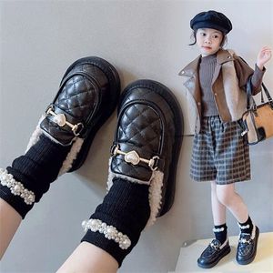 Zimowe dziecięce ciepłe bawełniane buty dla dziewcząt buty 2022 Nowe dziewczyny głębokie usta plus aksamitne fasolki Fashion Fashion Kobiet Child Love Pearl Skórzane buty