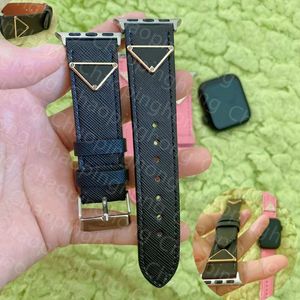 Pulseiras de relógio de designer para Apple Watch Band 49mm 38mm 41mm 42mm 45mm Couro SmartWatches Strap Substituição Strap Adaptador Conector Acessórios Homens Presente