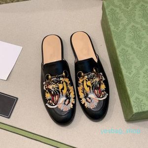 scarpe da design in pelle autentica in pelle mezzo pantofole in stile mucca in stile fibbia marchio versatile