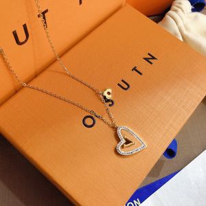 Colares com Pingente de Amor de Luxo Exclusivo Feminino Colar com Pingente de Casal Selecionado Acessórios de Jóias Banhado a Ouro 18k Hot Fashion Brand Long Chain