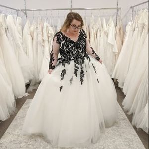 Hochzeitskleid in Übergröße, Schwarz und Weiß, langärmelig, V-Ausschnitt, Schnürung, mit Schleppe, große Brautkleider, elegant, maßgeschneidert