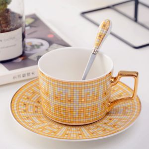 Кружки британская легкая роскошная керамическая кофейная чашка европейская маленькая эспрессо -чашки, установленные домой послеобеденный чай, ароматизированный кафе Tasse Cofe Spoon 221114