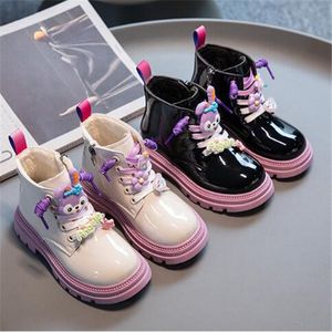 Mode Girls 'Martin Boots 2022 Vinter nytt patentläder plus sammet korta stövlar barnskor mjuk ensamma tecknad tecknad bomullsstövlar