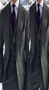 Dark Grey Harringbone Wedding Tuxedos 2019 Двух пуговица с ноткой отвороты Slim Fit Man костюм для делового случая Jacketpantsvest BO1163828
