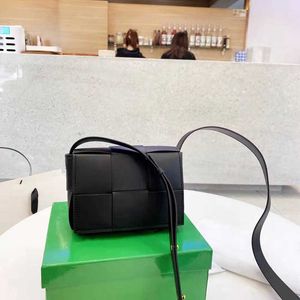 Kvällspåsar 2022 designer mini virkning crossbody väskor mode trunk axel telefon väska lapptäcke purses söta klaffar cowhide multi färger toppkvalitet