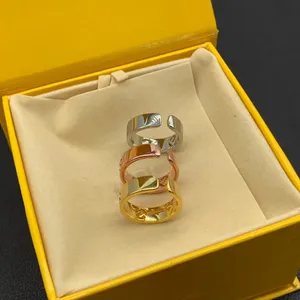 L'anello di apertura delle lettere multicolore è un design di nicchia con accessori regolabili personalizzati