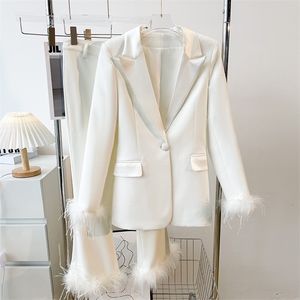 Pantaloni da donna a due pezzi Autunno Primavera Design di lusso Street Wear Abito da donna Piume Blazer bianco Imposta alta qualità 221115