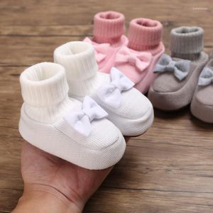 First Walkers Autumn e Winter Cute Western Western Bowknot Baby Cotton Scarpe da 0-1 anni Girls Antiskid Calzini caldi Overshoes