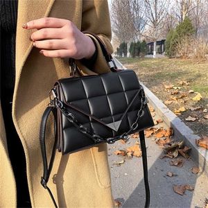 Väskor väska kvinnlig 2022 ny messenger väska handväska trendkedja fast färg sling en axel ryggsäck handväska