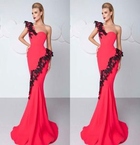 2018 Sexy Red Mermaid Prom Dresses One Shoulder Sweep Train Vrouwen avondjurken applique kant gemaakt in China Elegante feestjurk3593856