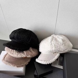 Berets Designer de luxo boina cordeiro cabelo jornal boné infantil com tamanho ajustável é projetado para as mulheres se manterem aquecidas e confortáveis