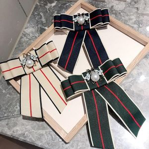 Spille Insetto di cristallo Ape Donna Spilla Bowknot Archi Cravatta Papillon Panno Pin Stripe Cravatte Regali di moda Distintivo vestito