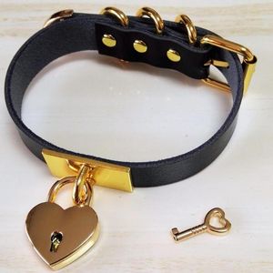 Choker Harajuku Dark Rivet Torques Handgjorda svart läder Guld Sweet Heart Lock Key Punk Halsband