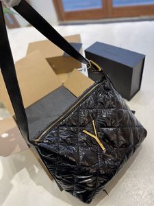 أكياس أزياء Nylon CC مبطنات كبيرة من القطن المبطنة بلاءة حقيبة محفورة على حقائب اليد الفاخرة أسفل القشور الكتف الكتف منتفخ شتاء كبير 2023
