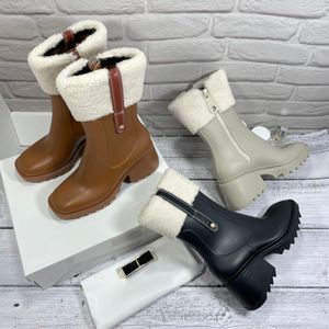 مصممة نساء أحذية الكاحل بيتي PVC Rain Boot Shearling-TRIM chearny Lug Sole Design أحذية مطاطية مقاومة للماء