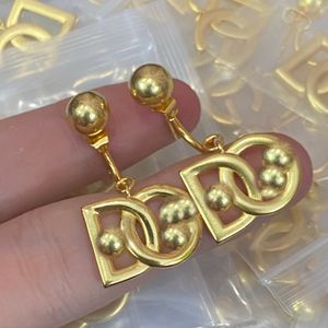 2024 Nya designade studs Mässing Crystal Diamonds örhängen D Letters White Pearls Pendants Gold Plated Anti Allergy Womens Ear Clip Designer Jewelry Gift