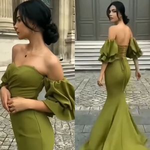 Olivgrünes Satin-Meerjungfrau-Abschlussballkleid, sexy, offener Rücken, Schnürung, schulterfreie Rüschen, kurze Ärmel, Abendkleider, Kleid für besondere Anlässe für Frauen und Mädchen 2023