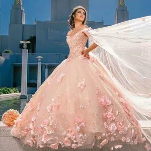 2023 Sexig quinceanera bollklänning dree bluh rosa spetsapplikation 3d blommig blommor kryad pärla med cape off axel svep tåg plu storlek prom kväll