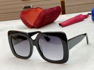 Top Luxury Occhiali da sole da donna Classic Oversize Square 0083S 008 Montatura nera con lenti sfumate grigie Occhiali da sole
