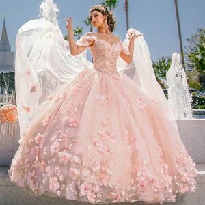 Suknia sukienki z piłką quinceanera rumieniec różowo z ramion koronkowe aplikacje 3D kwiaty kwiatowe kryształowe koraliki z Cape Sweep Train Plus Size