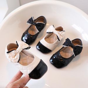 Första vandrare födda blomma barn barn småbarn baby läderskor för små flickor vit rosa platt parti bröllopsklänning sko 221117