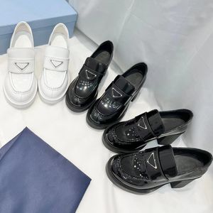 Designer-Turnschuhe, Monolith-Plattformschuhe, klobige Absätze, Damen-Sneaker, schwarzer glänzender Lederschuh, modische Loafer mit rundem Kopf und dickem Boden