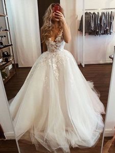 Nuovi abiti da sposa Abiti da sposa da spiaggia senza maniche con scollo a V Abito da principessa in tulle gonfio con applicazioni in pizzo