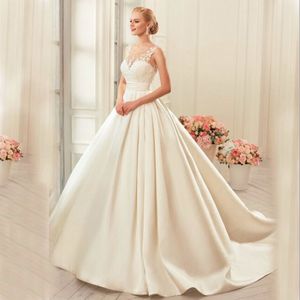 2023 Abiti da sposa in tulle senza maniche Abiti da sposa eleganti Illusione di lusso Bella scollatura a trapezio Appliques Strascico di corte su misura