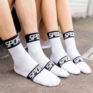 Skarpetki sportowe 2021 Nowe oddychane skarpetki rowerowe Sport Outdoor Rower Rower Rower Sock Men Men Compression Basketball Football Rugby Skarpetki T221019