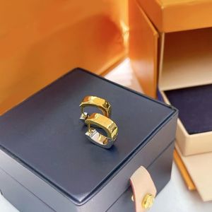 2022 Nuevos pendientes de aro Diseñador de la marca de moda de lujo Pendientes simples clásicos Banquete de boda Regalo de Navidad Excelente joyería con caja y sello