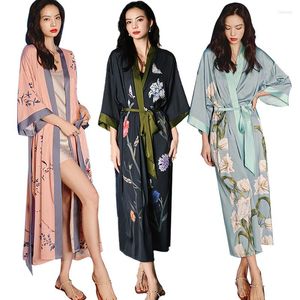 Pijama feminina de vestido de verão chinesa Pijama de verão Long Satin Robe Kimono Bathrobe Housecoat Sleep Vestido com pavão e flores impressas