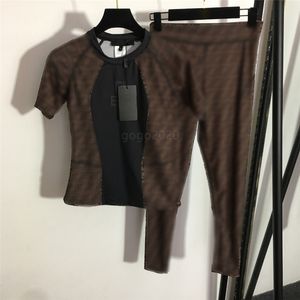 22SS Damskie dwuczęściowe zestawy spodni od projektanta z literami na całej powierzchni Dziewczęca koszulka Milan Runway Jogging Znosić Tee T-Shirt Crop Tops Płaszcz i długie spodnie Legging Yoga Suit